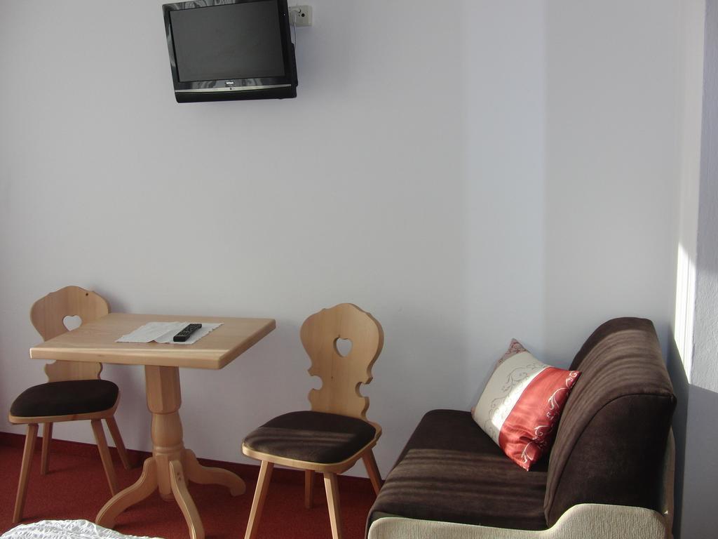 Gaestehaus Loithaler Fuegen Room photo